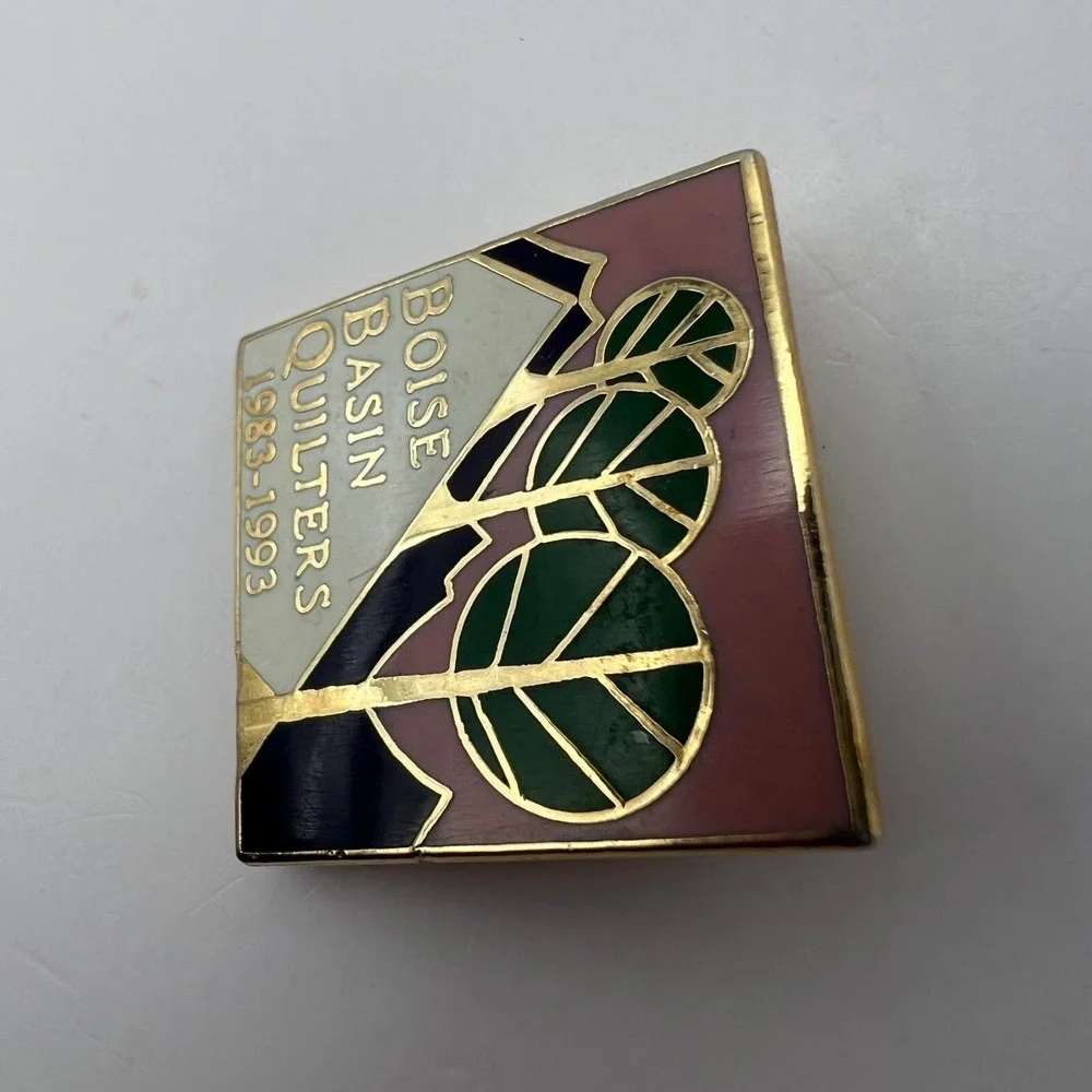Vintage Boise Basin Quilters Pin‎ Gold Tone Purple Green Enamel 1983 1993
